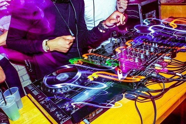 Dj Spinning Tunes 27 Dj Spinning Tunes 27